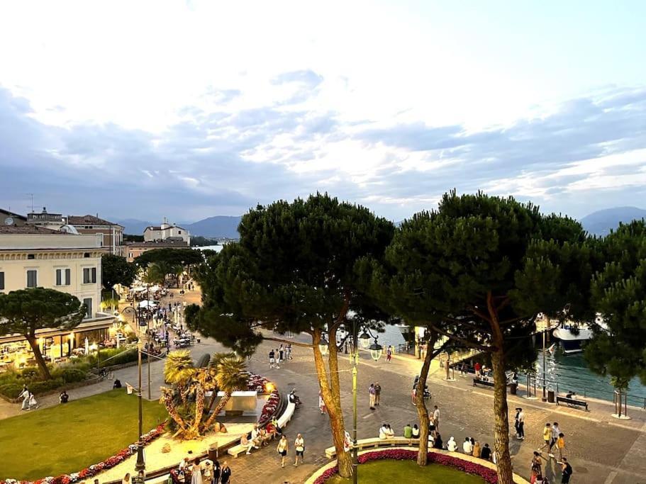 Attico In Piazza Matteotti Apartment Desenzano del Garda Exterior photo